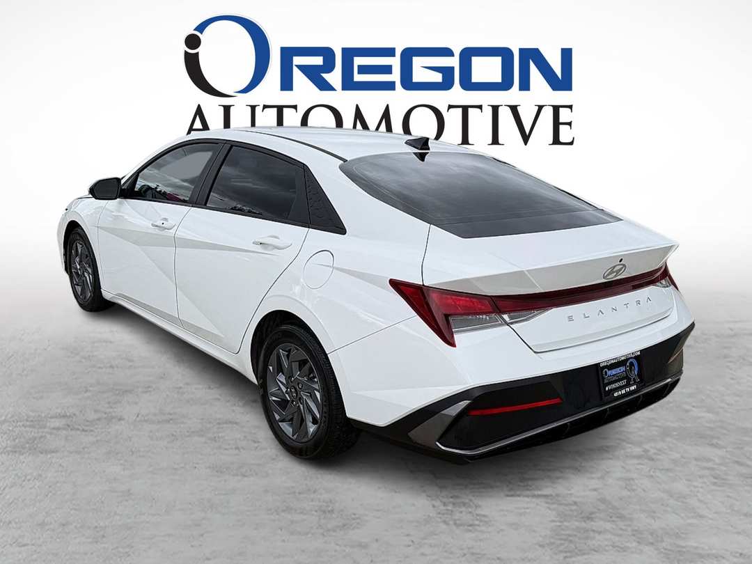 2024 Hyundai Elantra SEL - Image 3